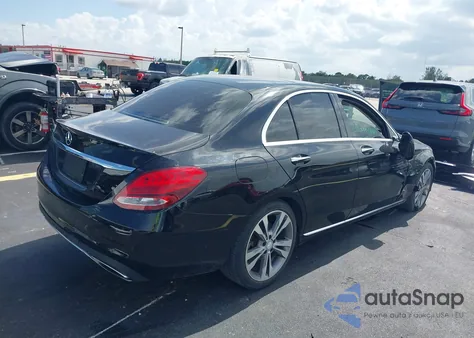 2017 Mercedes-Benz C 300 Luxury/Sport z USA, uszkodzony, nr VIN 55SWF4JB2HU210109